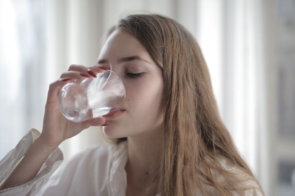 New Study Finds Sipping Water During Meals May Increase Food Intake