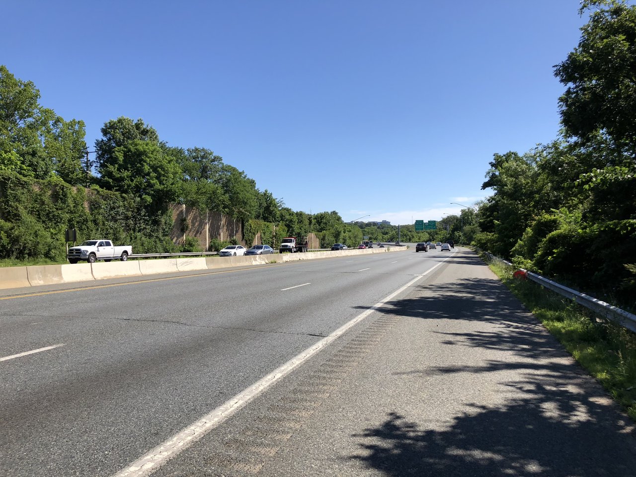 View east along U.S. Route 50 (John Hanson Highway) between Exit 3 and Exit 5 in Landover Hills, Prince George's County, Maryland