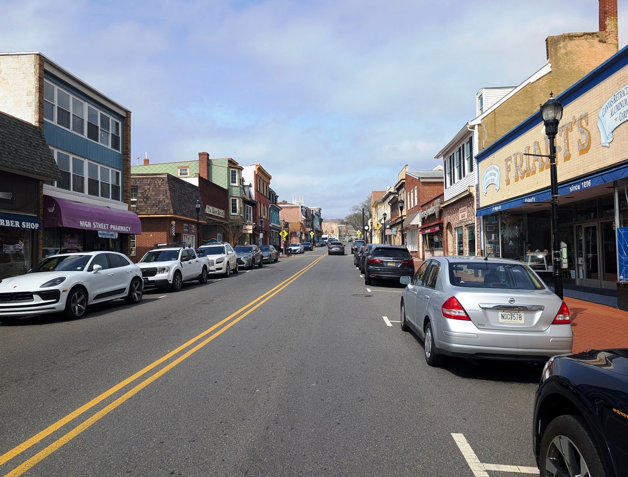 Photo of northbound High Street in Mount Holly, New Jersey. Photo taken looking north between County Route 537 (Mill Street) and Commerce Street / Murrell Street.
